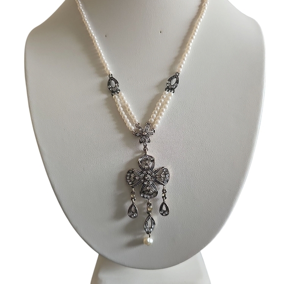 Vintage Silver and White Pearls Floral Pendant Necklace With Rhinestones - Picture 6 of 6